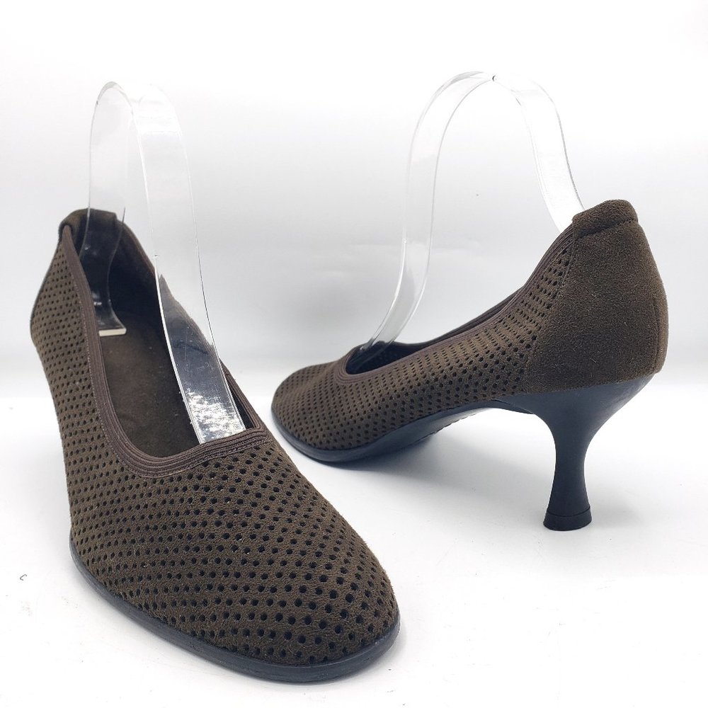 Stuart Weitzman Nicolette Pump Chocolate Brown Perforated Suede Black Heel 8 Y2K